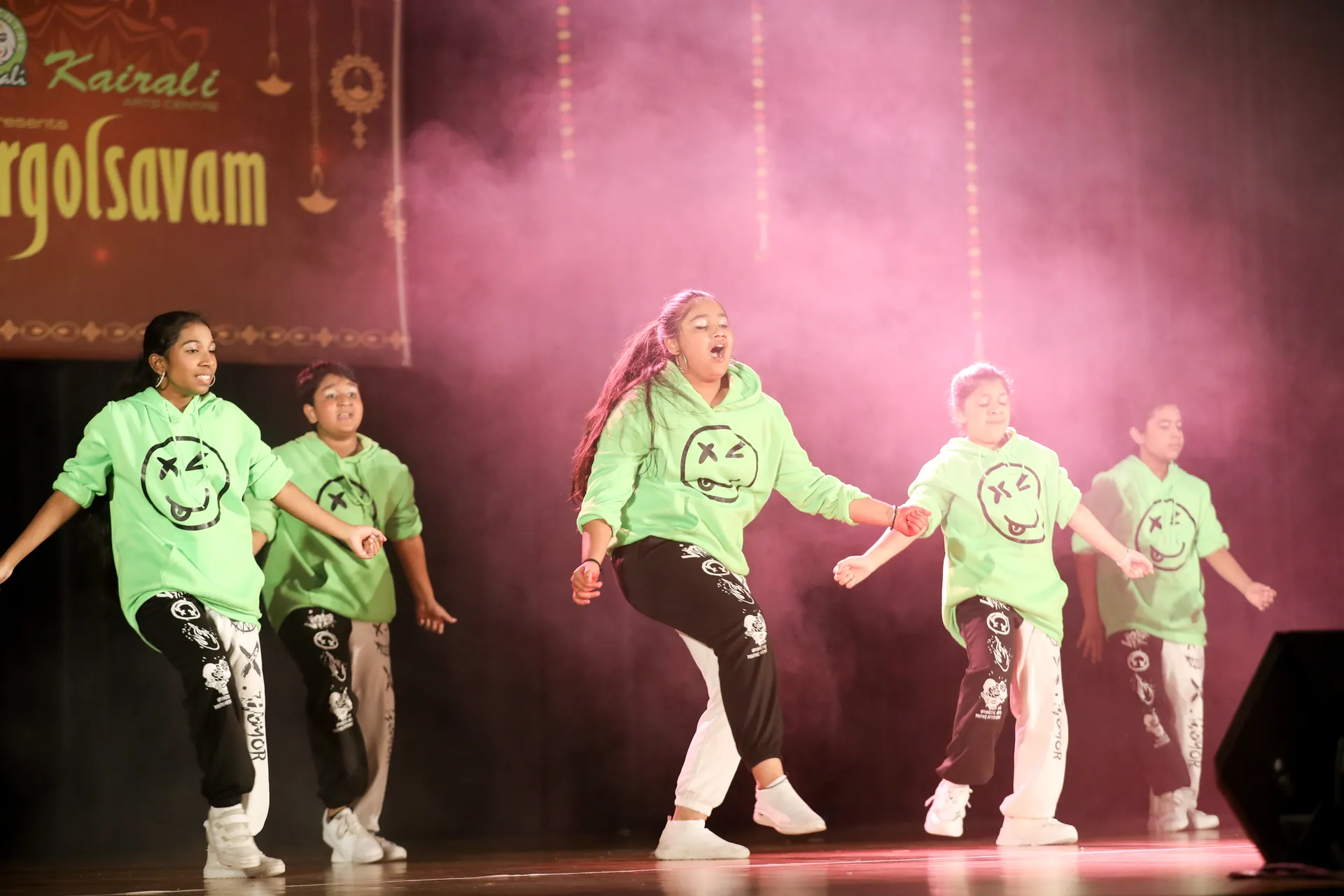 Bollywood Dance Performing Sar...